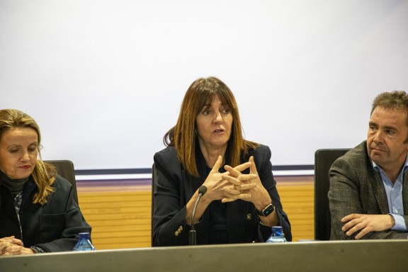 Tres personas presentan el programa de profesionalización de los cuidados a mayores