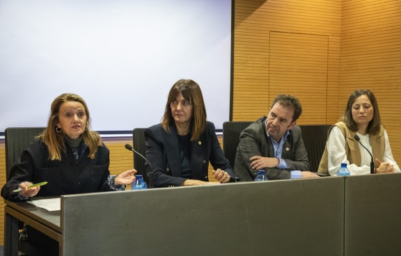 Cuatro personas presentan el programa de profesionalización de los cuidados a mayores