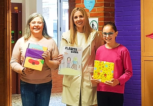 La ganadora Nora Cano, junto a la concejala Beatriz Gámiz