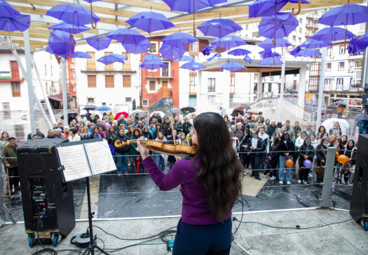 Tatiana Hernandez biolinista Azaroaren 25eko kontzentrazioan | La violinista Tatiana Hernández en la concentración del 25 de noviembre