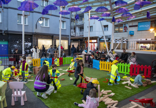 Haur taldea Nire neurrira eraikiz tailer koloretsuan parte hartzen | Niños y niñas participando en el colorido taller Construyendo a mi medida