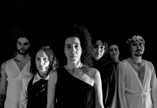 Fotografía del elenco de la obra de teatro Antigona
