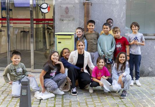 2024ko Haurren Kontseiluko kideak Beatriz Gamiz alkatearekin Abiapuntu bulegoko atean | Los/as niños/as del Consejo de la Infancia, con la alcaldesa Beatriz Gámiz, en la puerta de la oficina Abiapuntu
