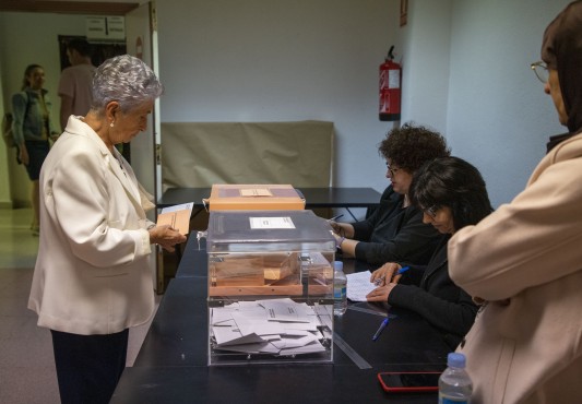 Una mujer vota en el Centro Cívico