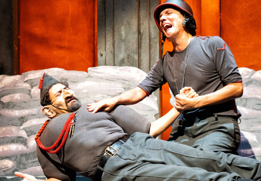 Yllanaren "War Baby" antzezlana Ermua Antzokian | La obra "War Baby" de Yllana en Ermua Antzokia