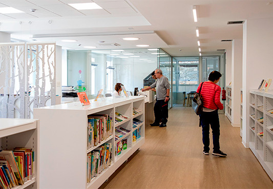 Mostrador de atención de la biblioteca y personas usuarias