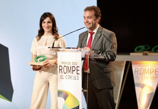 El alcalde Juan Carlos Abascal y la técnica Sandra Cid recogen el premio
