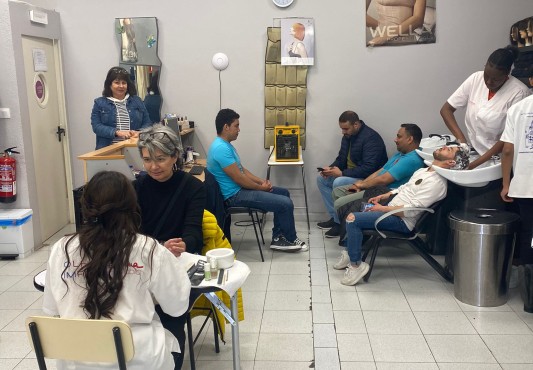 Manicura y peluquería - Manikura eta ile-apainketa