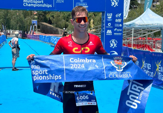 El triatleta ermuarra Miguel Ledesma, en la meta de Coimbra | Miguel Ledesma triatloilari ermuarra, Coimbrako amaiera lerroan