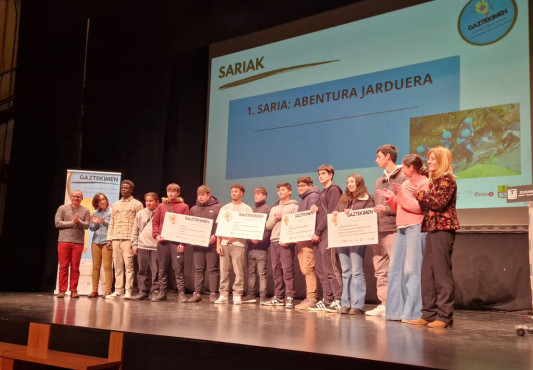 HLHko ikasleak, Gaztekimeneko lehen saria jasotzen | Alumnado de FPI recibiendo el primer premio de Gaztekimen