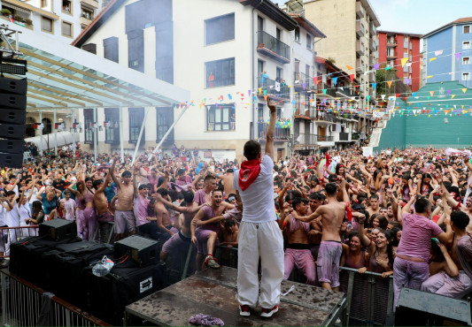 Santixauak 2025 - Txupinazoa eta kalejira | Santiagos 2025 - Txupinazo y pasacalles