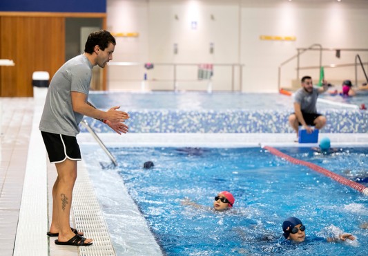 Cursillistas en la piscina