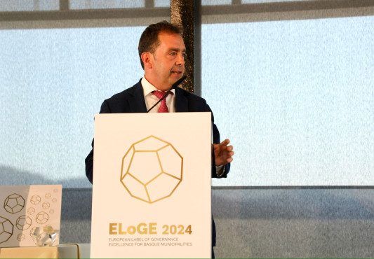 El alcalde Juan Carlos Abascal en la entrega del tercer Sello ELoGE | Juan Carlos Abascal alkatea hirugarren ELoGE zigiluaren ekitaldian