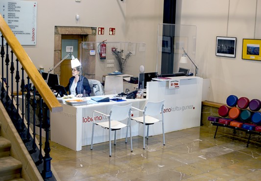 La imagen muestra la sala de acceso a Lobiano