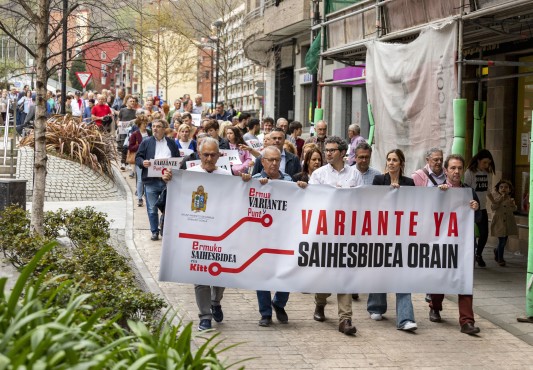 La cabeza desciende junto a la plazoleta de Kaltxango