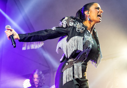 La cantante malagueña María Peláe en los Santiagos de Ermua | María Peláe abeslari malagarra Ermuko Santixauetan