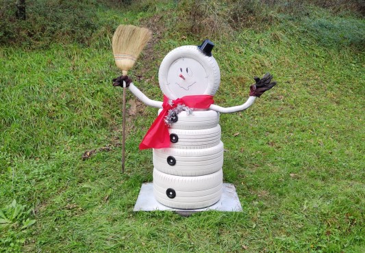Muñeco de nieve realizado con ruedas y material de automoción