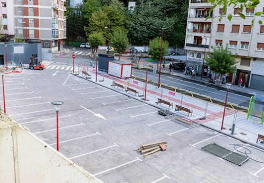 La imagen muestra el aparcamiento