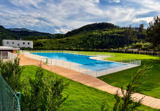 Vista general de las piscinas descubiertas de Ermua | Ermuko igerileku estaligabeen bista orokorra