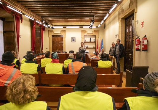 Personal de la brigada en la presentación del plan de empleo