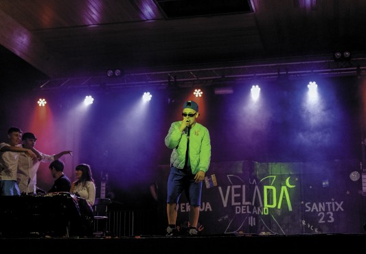 Uno de los grupos durante su interpretación