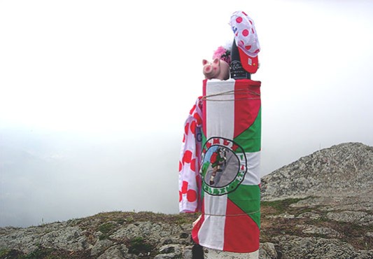 La foto muestra la cumbre y los trofeos