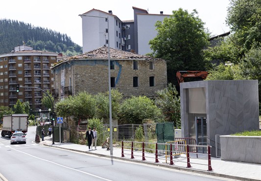 Vista del edificio y del inicio del derribo