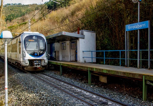 Un tren llega a la estación de Errotaberri en Ermua