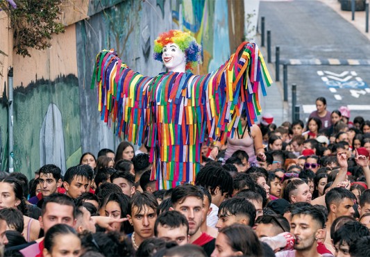 La popola entrte jóvenes tras el txupinazo