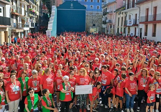 La imagen muestra participantes, investigadora y el talón 