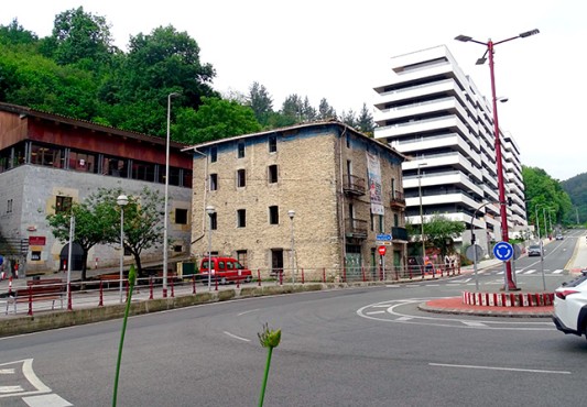 La foto muestra la zona y el edificio