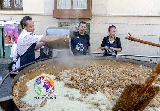 Jesús Glez. y colaboradores elaboran la paella gigante para 'Zaporeak' y las personas refugiadas