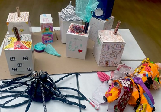 La imagen muestra algunos trabajos realizados en la Escuela