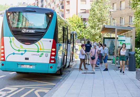 Una unidad de Lurraldebus deja viajeros en la Avda. de Bizkaia