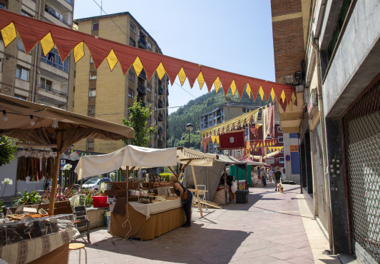 Las calles de San Lorenzo decoradas para la feria medieval | Sallabenteko kaleak Erdi Aroko Azokarako prest