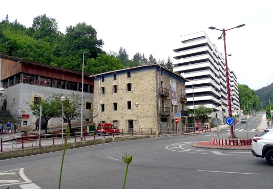 La imagen muestra la zona, el edificio y el inicio del puerto de Areitio