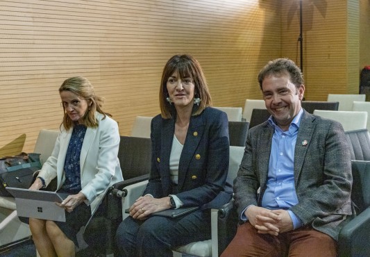 Mendia en el centro flanqueada por Acedo y Abascal