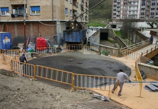 Acceso a Izelaieta y al Apeadero
