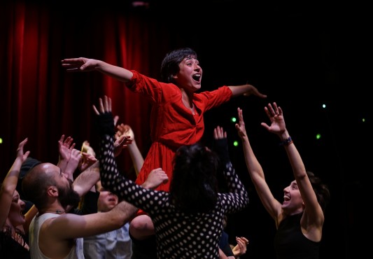 Actores y actrices participantes durante la representación