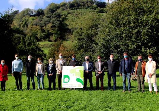 Agintari eta alkateak talde argazkian