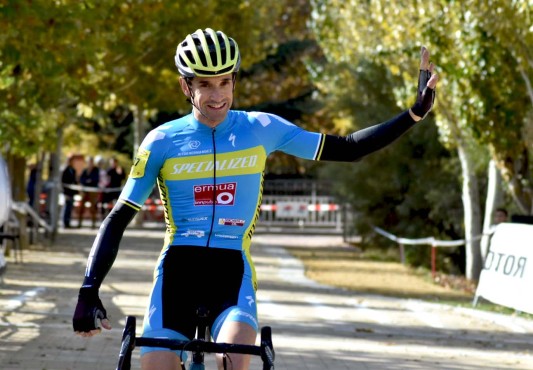 Aitor Hernández saluda al público