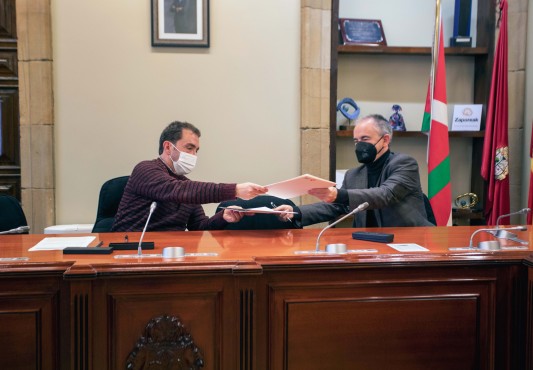 Alcalde y director intercambian los ejemplares