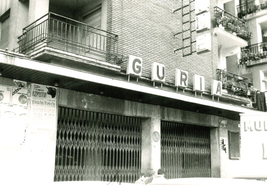 Antiguo cine Guria, actualmente Centro Cívico Miguel de Unamuno. Lehengo Guria zinema, gaur egungo Miguel de Unamuno gizarte etxea.