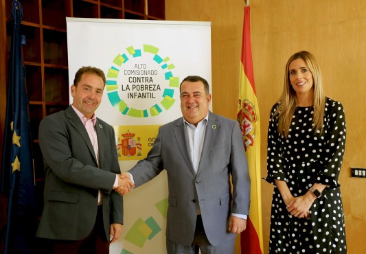 Apreton de manos tras la firma