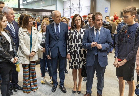 Autoridades hablan con las familias y los/as jóvenes