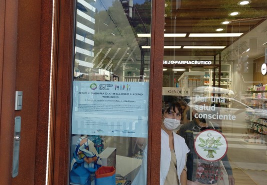 Auxiliar coloca el cartel en el escaparate