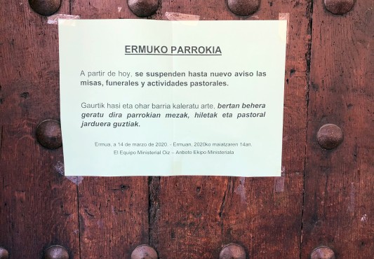 Aviso en la puerta de la iglesia