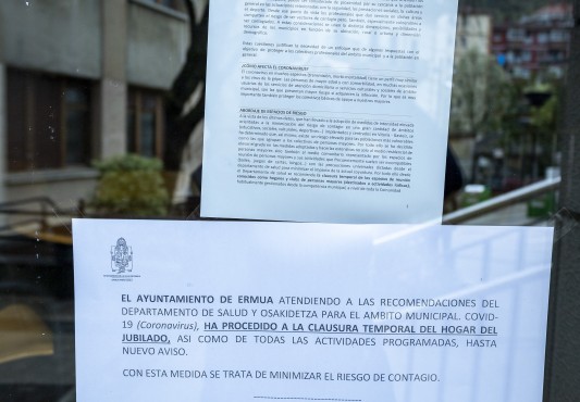 Aviso y nota en las puertas