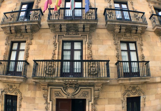 Banderas en la fachada del ayuntamiento de  Ermua