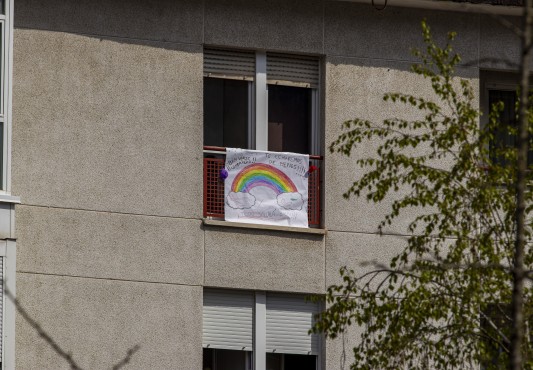 Carteles de ánimo en las ventanas